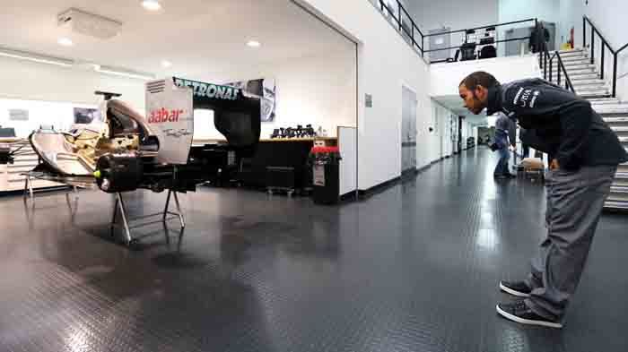 O Lewis Hamilton στις εγκαταστάσεις της Mercedes GP.