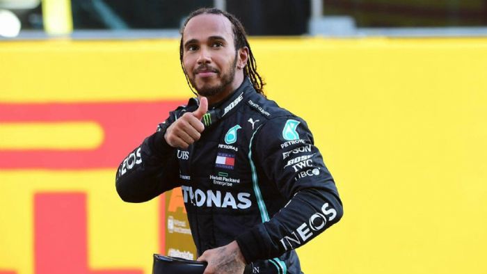 Hamilton: «Πέταξε» σπόντα για το πως αγωνίζεται ο Verstappen Hamilton: «Πέταξε» σπόντα για το πως αγωνίζεται ο Verstappen