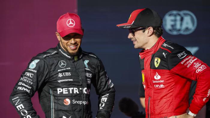 O Lewis Hamilton ποζάρει με καμάρι μαζί με το νέο του απόκτημα, τη Shelby Cobra.