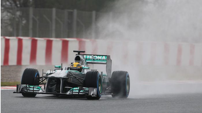 O Hamilton (Mercedes) δεν επηρεάστηκε ούτε από τη δυνατή βροχή, αλλά ούτε και από τις κόκκινες σημαίες. O Hamilton (Mercedes) δεν επηρεάστηκε ούτε από τη δυνατή βροχή, αλλά ούτε και από τις κόκκινες σημαίες.
