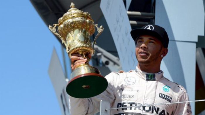 Ο Hamilton είναι ο έβδομος πιλότοτς της F1 που κατάφερε να κερδίσει τρεις φορές το γκραν πρι της πατρίδας του.