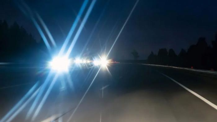 9 στους 10 οδηγούς «τυφλώνονται» από τα φώτα των άλλων ΙΧ 