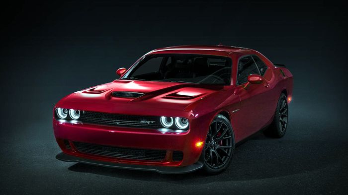 Το συγκεκριμένο Challenger SRT Hellcat διαθέτει μια χειροποίητη βαφή Stryker Red, φέρει ειδικά σηματάκια SRT Hellcat, αποδεικτικά έγγραφα, ειδικά αναμνηστικά δώρα, αλλά και μαύρες Laguna δερμάτινες επ