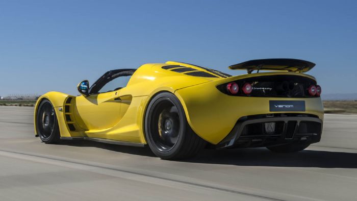Στην πίστα μήκους 4,7 χλμ., το Venom GT Spyder έπιασε ταχύτητα 427,4 χλμ./ώρα, παίρνοντας την πρωτιά από την Bugatti Veyron Grand Sport Vitesse που είχε επιτύχει επίδοση 408,8 χλμ./ώρα.
