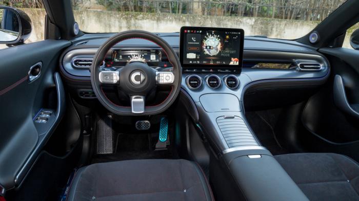 Στο φωτεινό εσωτερικό του smart #3 BRABUS το infotainment προσφέρει και… προσωπικό βοηθό τεχνητής νοημοσύνης που εμφανίζεται σαν… τσιτάχ στα σπορ μενού λειτουργίας.