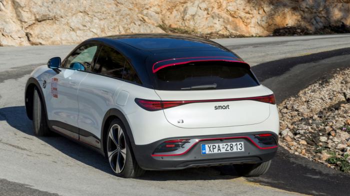 Η ευχάριστη ισορροπία στις αντιδράσεις του smart #3 BRABUS δεν είναι συνηθισμένη σε ηλεκτρικά, όπως και η συνολική οδηγική αίσθηση που δεν αμβλύνεται από τα ηλεκτρονικά, που θα επέμβουν όταν και όσο π