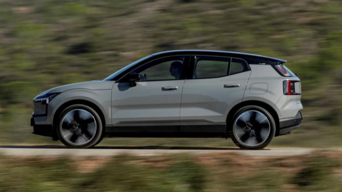 Το Volvo EX30 κάνει το 0-100 σε 5,7 δλ. (εργοστασιακή μέτρηση), με την τελική ταχύτητα να περιορίζεται στα 180 χλμ./ώρα (+10 σε σχέση με το Kia).
