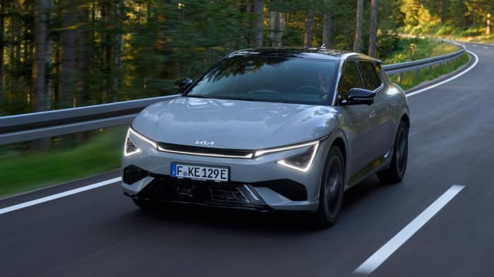 Το μπροστινό μέρος του EV6 facelift είναι σε μεγάλο βαθμό αλλαγμένο καθώς τώρα, στην θέση των προηγούμενων φωτιστικών σωμάτων, λαμβάνει λεπτά φώτα ημέρας και φωτιστικά σώματα παρόμοια με αυτά των conc Το μπροστινό μέρος του EV6 facelift είναι σε μεγάλο βαθμό αλλαγμένο καθώς τώρα, στην θέση των προηγούμενων φωτιστικών σωμάτων, λαμβάνει λεπτά φώτα ημέρας και φωτιστικά σώματα παρόμοια με αυτά των conc
