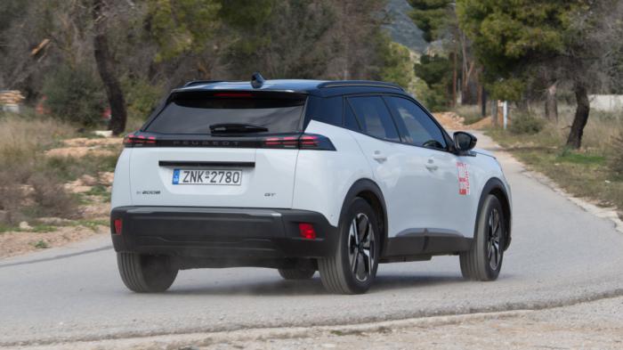 Όπως η hybrid έκδοση, έτσι και το E-2008 διατηρεί το πλεονέκτημα της αυξημένης απόστασης από το έδαφος για να αντιμετωπίζει με άνεση τις κακοτοπιές της καθημερινότητας.