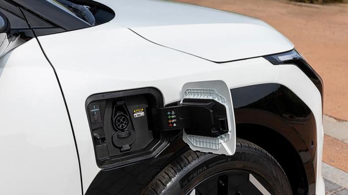 Η Standard Range του Kia EV3 υποστηρίζει ταχυφόρτιση 101 kW που μεταφράζεται σε 300 χλμ. θεωρητικής αυτονομίας σε περίπου μισή ώρα (10-80%). Η Standard Range του Kia EV3 υποστηρίζει ταχυφόρτιση 101 kW που μεταφράζεται σε 300 χλμ. θεωρητικής αυτονομίας σε περίπου μισή ώρα (10-80%).