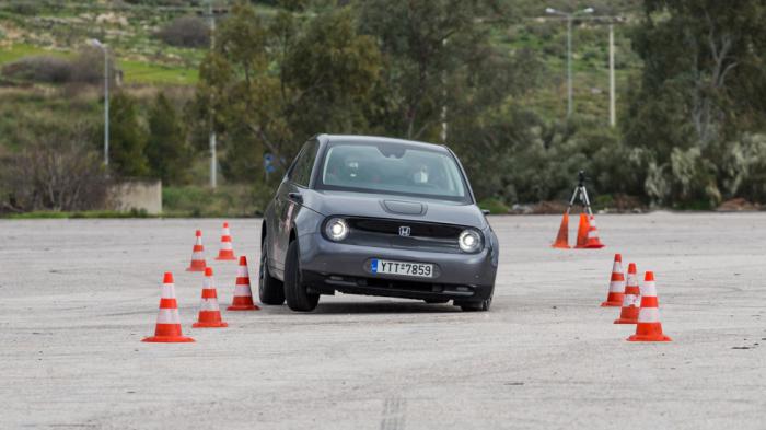 Ακριβές και άμεσο ήταν το τιμόνι του Honda e, με την ανάρτηση να ελέγχει το αμάξωμα σε κάθε περίπτωση.