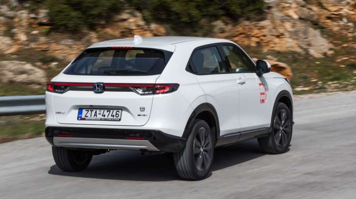 Το Honda HR-V ξεκινάει από τα 34.990 ευρώ και σε σχέση με τα υπόλοιπα υβριδικά οικογενειακά SUV έχει τη δεύτερη χειρότερη αναλογία ευρώ/ίππο με 267 ευρώ Το Honda HR-V ξεκινάει από τα 34.990 ευρώ και σε σχέση με τα υπόλοιπα υβριδικά οικογενειακά SUV έχει τη δεύτερη χειρότερη αναλογία ευρώ/ίππο με 267 ευρώ