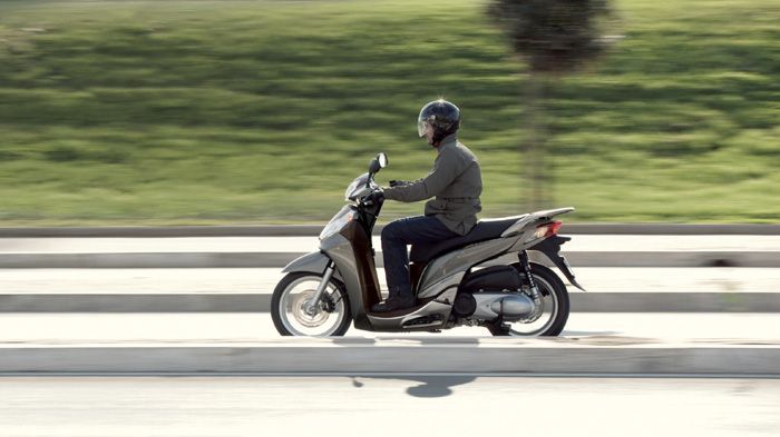 To Honda SH 300i εκπλήσσει με την ευελιξία και τη συμπεριφορά του που θυμίζουν αντίστοιχες παπιού.