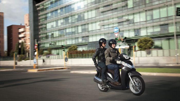 To Honda SH 300i κυκλοφορεί σε έκδοση με ABS, στα 4.900 ευρώ.