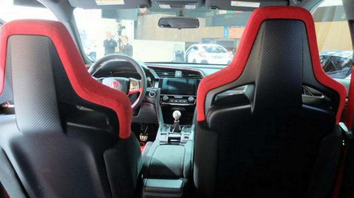 Στα σπορ καθίσματα του νέου Civic Type R «κυριαρχεί» το κόκκινο χρώμα.