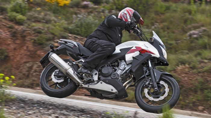 Μια μεσαία μοτοσικλέτα με μεγάλες δυνατότητες. Αυτό είναι με λίγα λόγια το CB500X που προσθέτει έναν “περιπετειώδη” αλλά απόλυτα χρηστικό αέρα στη νέα σειρά μοτοσικλετών της Honda.