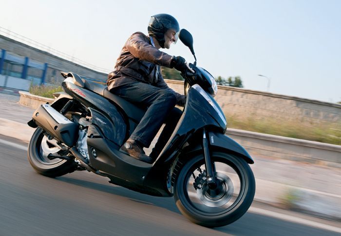 Εκτός από την απλή έκδοση, με το στάνταρ top case, η Honda προσφέρει και άλλη μία, την πιο sport του SH με το όνομα R.
