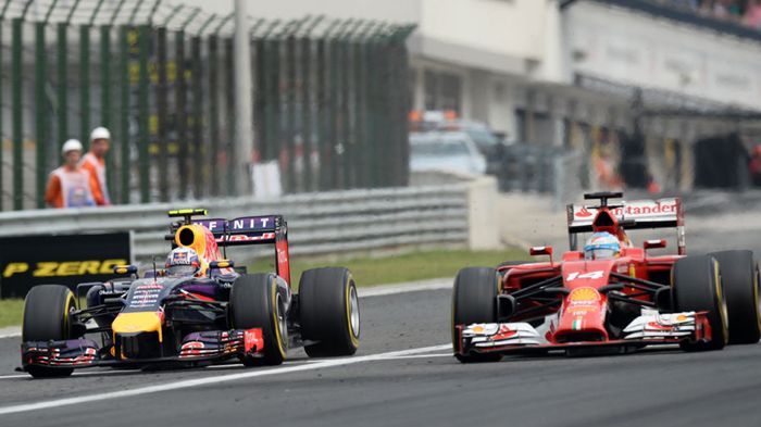 Ο Ricciardo πραγματοποιεί την κρίσιμη προσπέραση στον Alonso και καλπάζει προς τη νίκη. Ο Ricciardo πραγματοποιεί την κρίσιμη προσπέραση στον Alonso και καλπάζει προς τη νίκη.
