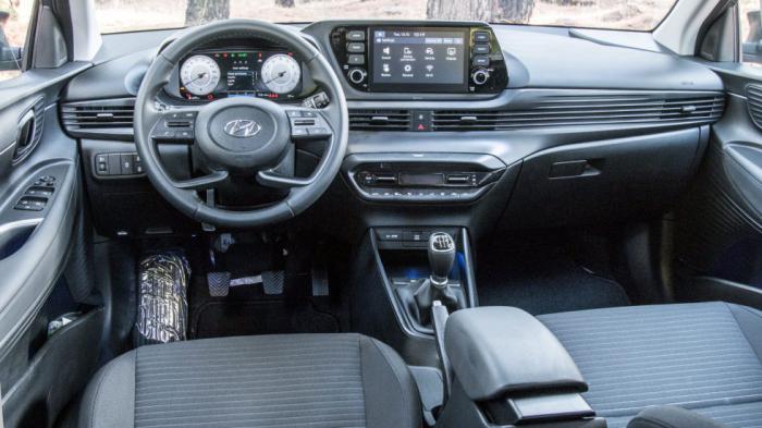 Το εσωτερικό του Hyundai i20 είναι καλό ποιοτικά και σύγχρονο σχεδιαστικά και κερδίζει τις εντυπώσεις με τον πλούσιο εξοπλισμό του.