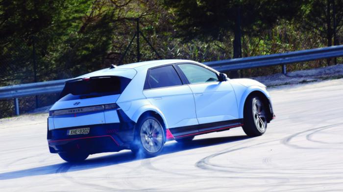 Το Hyundai Ioniq 5N μπορεί να μείνει βιδωμένο στην άσφαλτο, είναι όμως και απολαυστικό με την ουρά του όταν ρυθμίσεις κατάλληλα τα ηλεκτρονικά και την κατανομή της τετρακίνησης. Πάνω από το όριο θέλει Το Hyundai Ioniq 5N μπορεί να μείνει βιδωμένο στην άσφαλτο, είναι όμως και απολαυστικό με την ουρά του όταν ρυθμίσεις κατάλληλα τα ηλεκτρονικά και την κατανομή της τετρακίνησης. Πάνω από το όριο θέλει