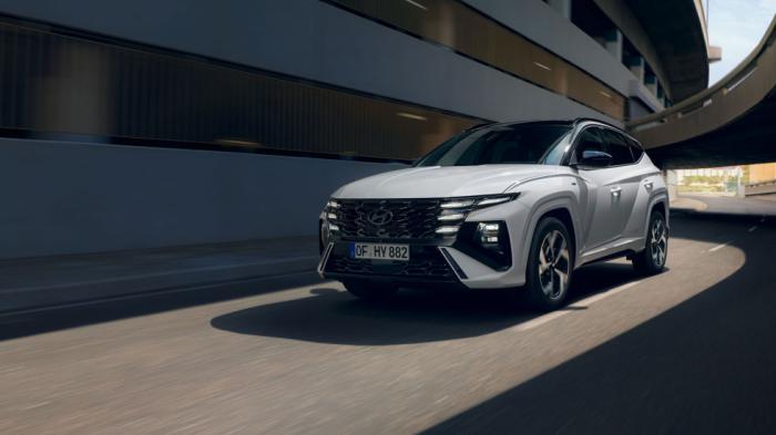 το ανανεωμένο Hyundai Tucson λαμβάνει μία νέα μάσκα, επανασχεδιασμένους μπροστά και πίσω προφυλακτήρες, αλλά και μία νέα υπογραφή στα LED φώτα ημέρας το ανανεωμένο Hyundai Tucson λαμβάνει μία νέα μάσκα, επανασχεδιασμένους μπροστά και πίσω προφυλακτήρες, αλλά και μία νέα υπογραφή στα LED φώτα ημέρας