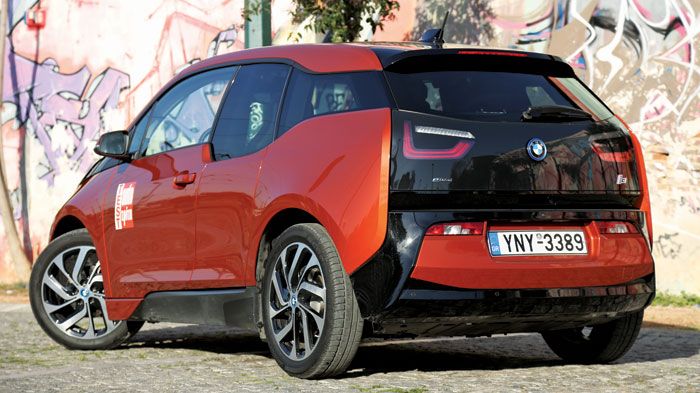 Σχεδιαστικά, το BMW i3 με το 1 όγκου αμάξωμά του δείχνει αμέσως την διαφορετικότητά του και προβάλει το υψηλό τεχνολογικό υπόβαθρο.