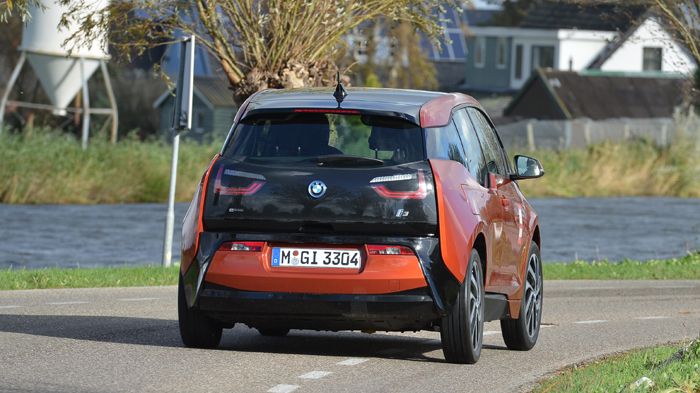 Ο ηλεκτροκινητήρας που κινεί το BMW i3, βρίσκεται στο πίσω μέρος του αυτοκινήτου κι αποδίδει 170 ίππους και 250 Nm ροπής με το καλημέρα, μιας κι όλη αυτή η δύναμη (ένεκα ηλεκτροκίνησης) είναι διαθέσιμη στον οδηγό από το ρελαντί. 