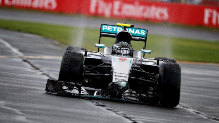 Η σύγκρουση του Nico Rosberg, κατέστρεψε όχι μόνο το μονοθέσιό του, αλλά και όλη τη διαδικασία, η οποία και σταμάτησε.