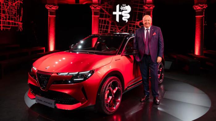 Ο Jean-Philippe Imparato δίπλα στην νέα Alfa Romeo Milano. Ο Jean-Philippe Imparato δίπλα στην νέα Alfa Romeo Milano.