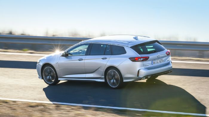 Οδηγήσαμε το νέο Insignia GSi τόσο με 2λιτρο κινητήρα diesel 210 ίππων, όσο και βενζίνης (φωτό) με 260 άλογα. Οδηγήσαμε το νέο Insignia GSi τόσο με 2λιτρο κινητήρα diesel 210 ίππων, όσο και βενζίνης (φωτό) με 260 άλογα.