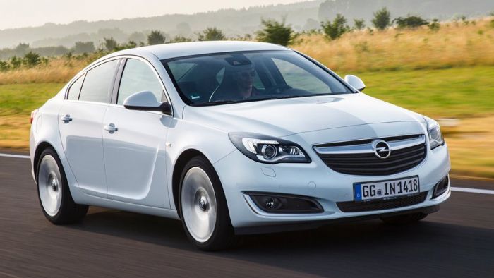 Στο εμπρός μέρος του ανανεωμένου Opel Insignia την παράσταση κλέβει η νέα μάσκα της Opel, που είναι πιο χαμηλή και φαρδιά.