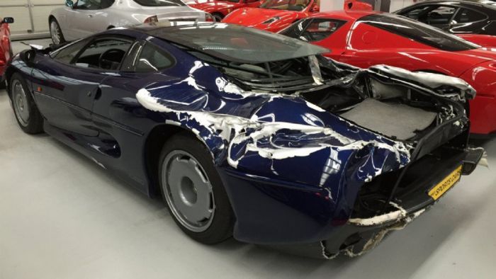 Το αμάξωμά της Jaguar XJ220 είναι κατεστραμμένο.