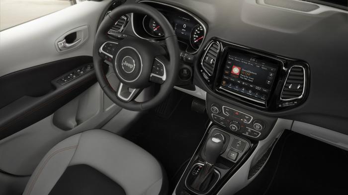 Το εσωτερικό του νέου Jeep Compass έχει σημαντικές ομοιότητες με εκείνο του μικρότερου «αδελφού» Renegade. Το εσωτερικό του νέου Jeep Compass έχει σημαντικές ομοιότητες με εκείνο του μικρότερου «αδελφού» Renegade.