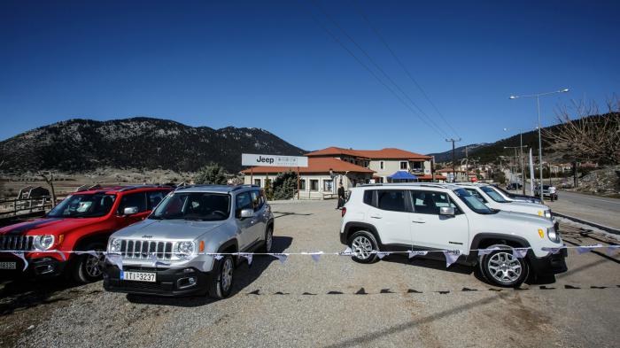 Τα αυτοκίνητα σταθμευμένα στο σημείο συνάντησης. 