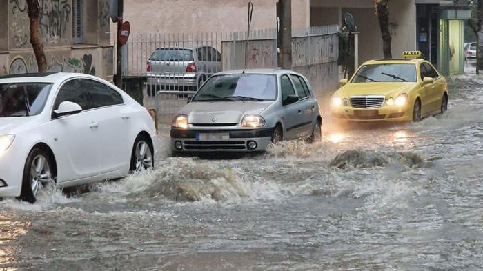 Διακοπή κυκλοφορίας σε δρόμους της Αθήνας λόγω βροχής 