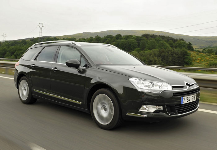 Παρά το μακρύ μήκος του το Citroen C5 διαθέτει αρμονικές αναλογίες. Δεν είναι ψέμα να ισχυριστείς, ότι είναι ομορφότερο από το σεντάν. Παρά το μακρύ μήκος του το Citroen C5 διαθέτει αρμονικές αναλογίες. Δεν είναι ψέμα να ισχυριστείς, ότι είναι ομορφότερο από το σεντάν.