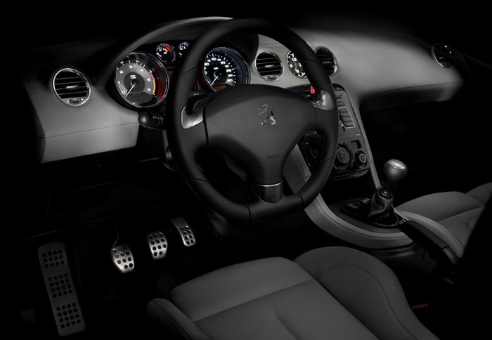 Τα σχεδιαστικά πρότυπα της καμπίνας του Peugeot 308 ακολουθεί το RCZ. Το αναλογικό ρολόι είναι η ειδοποιός διαφορά.