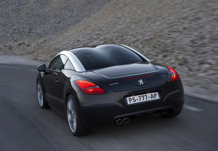 Το Peugeot RCZ βασίζεται στο δάπεδο του 308, με τις κατάλληλες όμως επεμβάσεις υπόσχεται πιο δυναμική οδική συμπεριφορά.