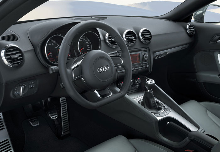 Ποιοτικό και όμορφο το εσωτερικό του Audi TT, έχει προβάδισμα έναντι του RCZ.