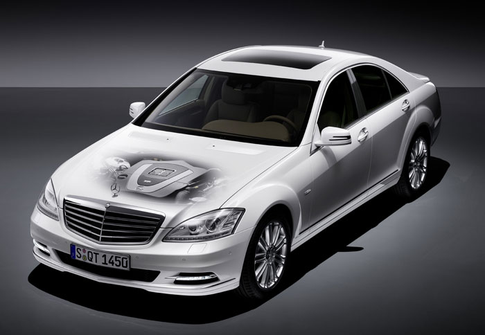 Ο ηλεκτροκινητήρας της S400 Hybrid αποδίδει 20 ίππους. Το σύστημα ανάκτησης ενέργειας κατά το φρενάρισμα φορτίζει τις τελευταίας τεχνολογίας μπαταρίες ιόντων λιθίου.