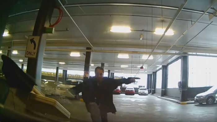 Ο τύπος έπαιξε καράτε με αυτοκίνητο και έχασε! 