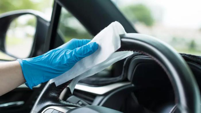Εκτός από ειδικά καθαριστικά μπορείτε να καθαρίσετε το τιμόνι με σαπουνόνερο ή μωρομάντηλα.