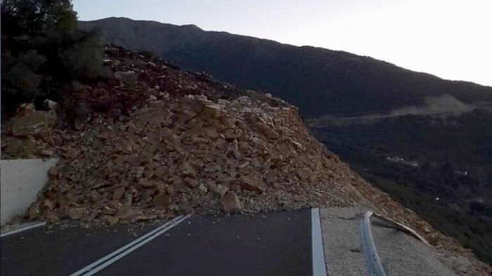 Μεγάλη κατολίσθηση σε ολοκαίνουργιο δρόμο στην Ήπειρο Μεγάλη κατολίσθηση σε ολοκαίνουργιο δρόμο στην Ήπειρο