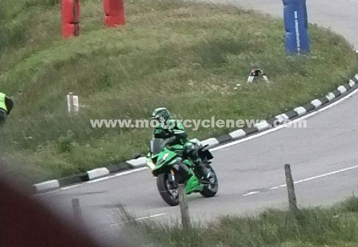 Κι εδώ βλέπουμε το ZX-6R του 2013, στο γύρισμα του προωθητικού του βίντεο, στο Isle of Man. Νέα μάσκα, που παραπέμπει ευθέως στο ΖΧ-10R.