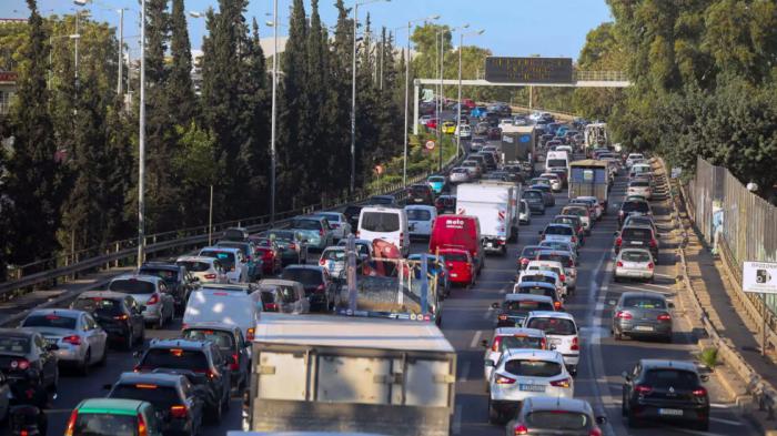 Χάος στον Κηφισό: Ανοιξε πόρτα φορτηγού και γέμισε κρέατα ο δρόμος 