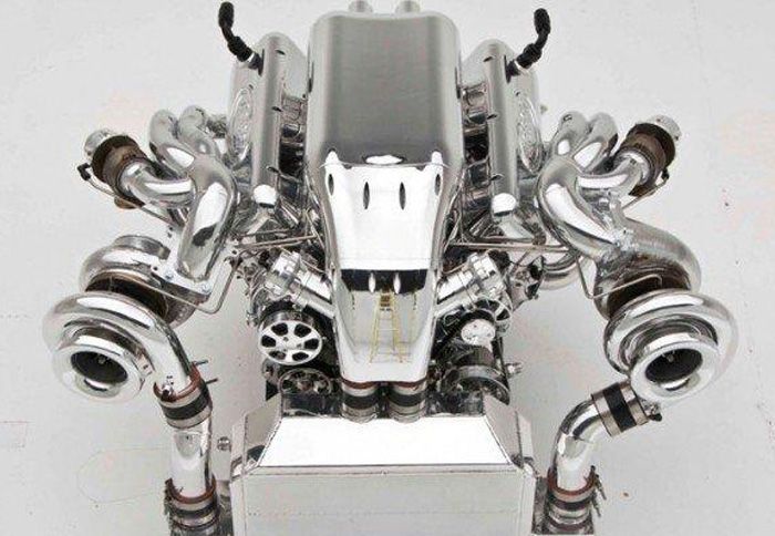 Με «κανονικά» καύσιμα το μοτέρ της Nelson Racing Engines αποδίδει 1.400 ίππους, ενώ με αγωνιστικά, η ισχύς τους εκτοξεύεται στους 2.300 ίππους.