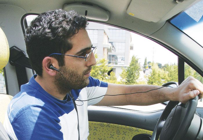 Το ενσύρματο hands free έχει το μειονέκτημα των καλωδίων, τα οποία δυσκολεύουν την απρόσκοπτη οδήγηση.