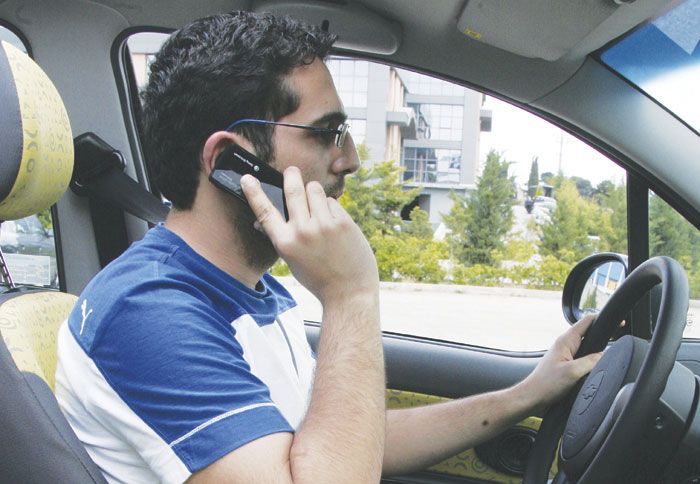 Το κινητό στο αυτί κάνει κακό στον εγκέφαλο, αλλά δυσχεραίνει σε υπερθετικό βαθμό και τη διαδικασία οδήγησης. Το κινητό στο αυτί κάνει κακό στον εγκέφαλο, αλλά δυσχεραίνει σε υπερθετικό βαθμό και τη διαδικασία οδήγησης.