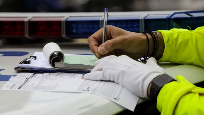Γκαζώνουν και παρκάρουν παράνομα οι Έλληνες στις διακοπές τους Γκαζώνουν και παρκάρουν παράνομα οι Έλληνες στις διακοπές τους