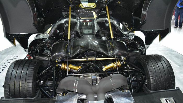 H Koenigsegg Agera S Hundra είχε ανατεθεί σε συλλέκτη αυτοκινήτων από τη Μαλαισία για να τοποθετήσει επάνω στο αμάξωμά της φύλλα χρυσού 24ων καρατίων μαζί με το υπάρχον ανθρακόνημα.
